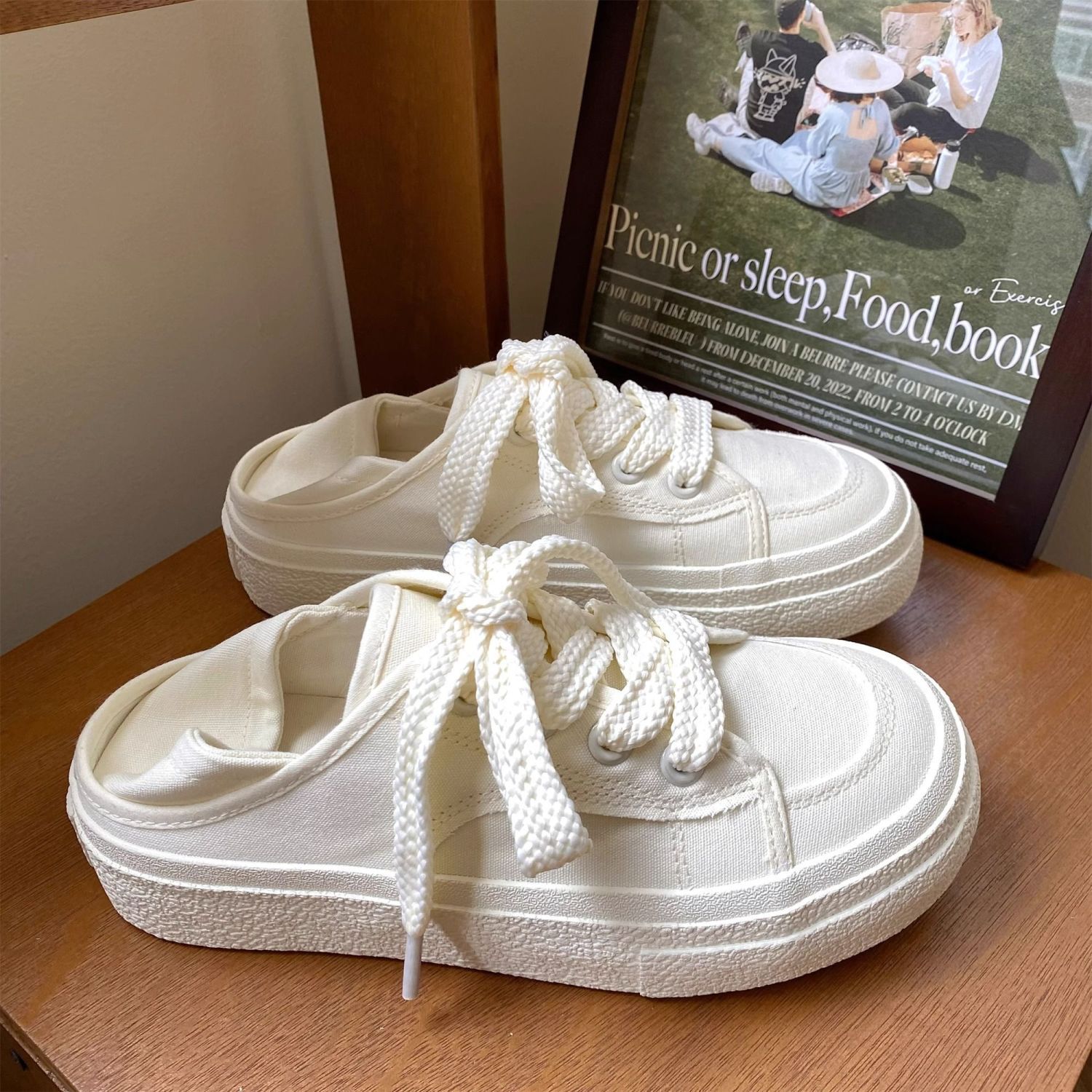 LIGHTWEIGHT CANVAS SHOES