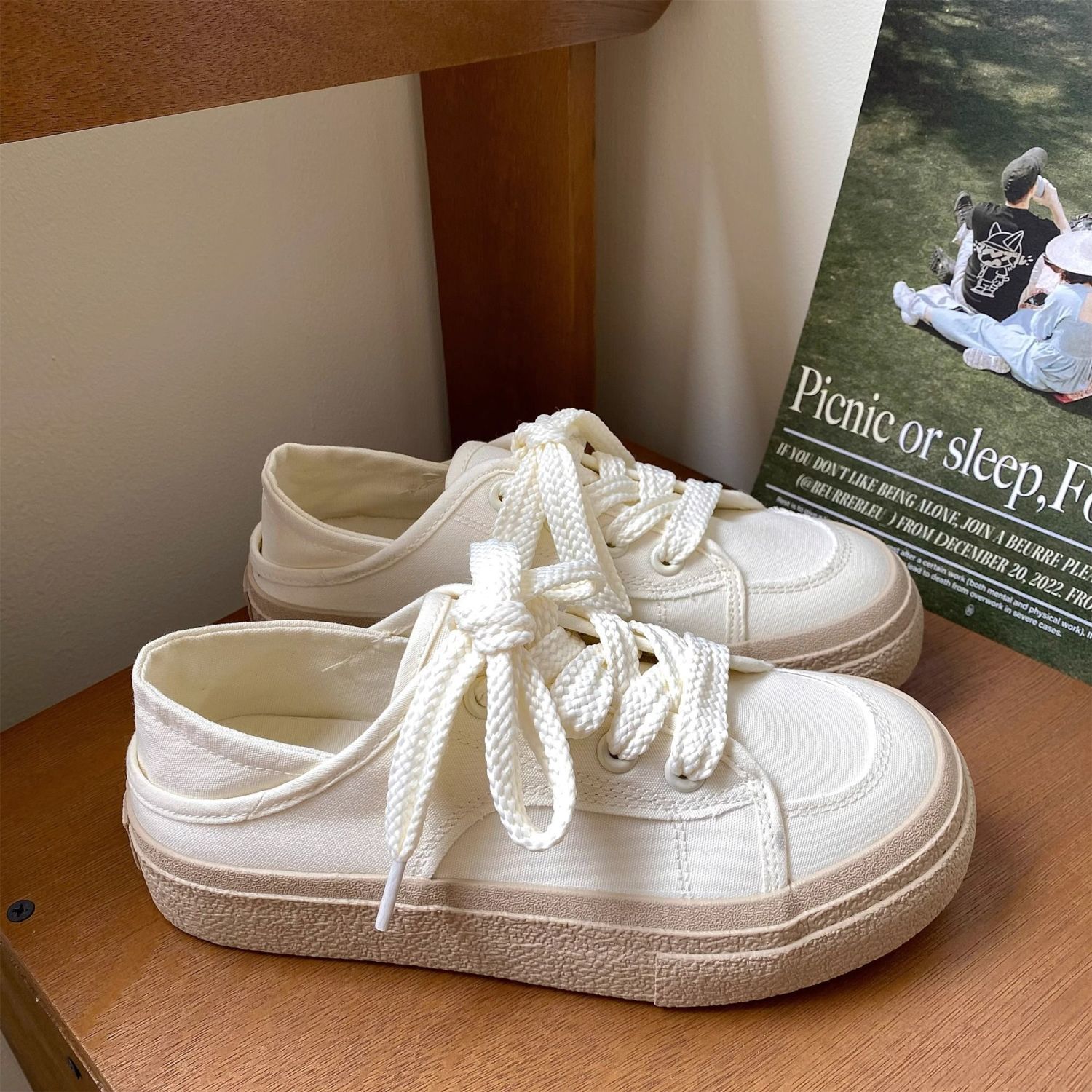 LIGHTWEIGHT CANVAS SHOES 2