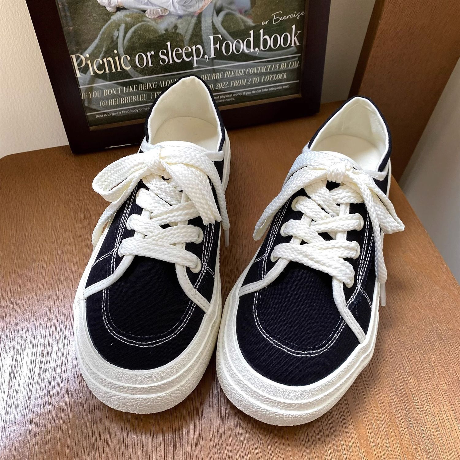 LIGHTWEIGHT CANVAS SHOES 3