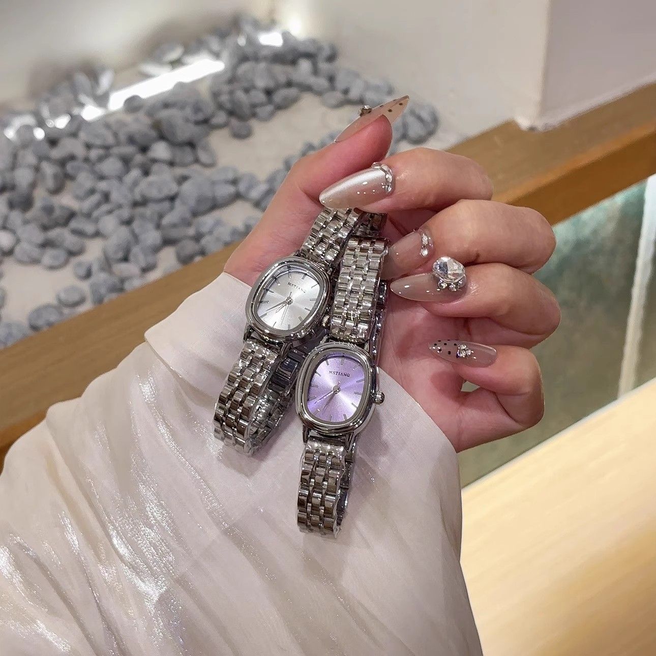 OVAL SILVER WATCH 7